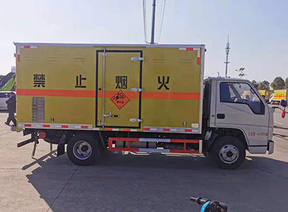 新丰爆破器材运输车工人安全操作规范与智能技术保障